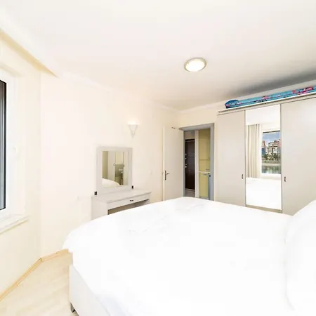 Lovely With Shared Pool In Konyaalti Апартаменты *